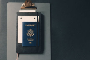 パスポートを照合している写真
