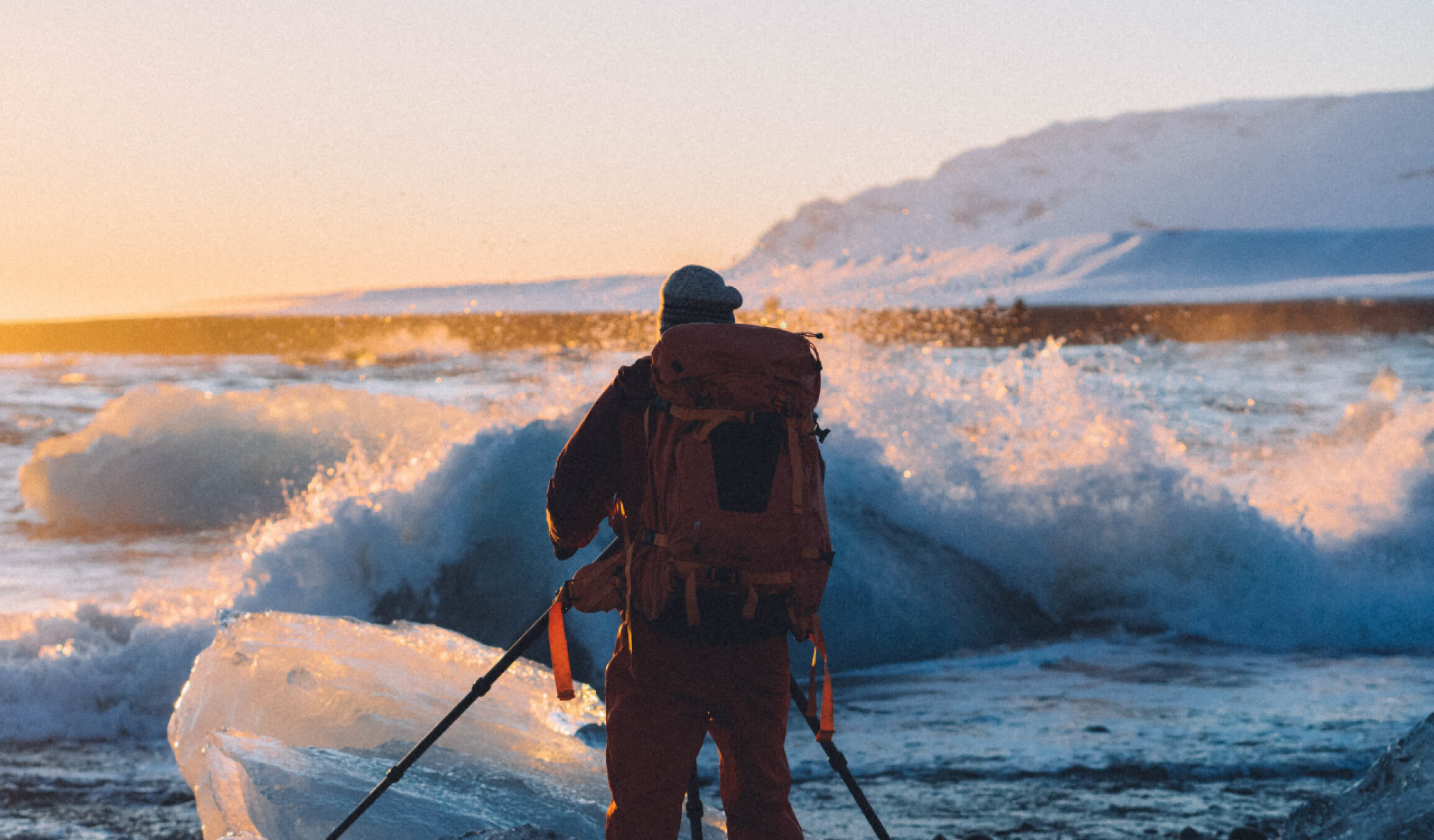 探検家が流氷の前に立っている写真